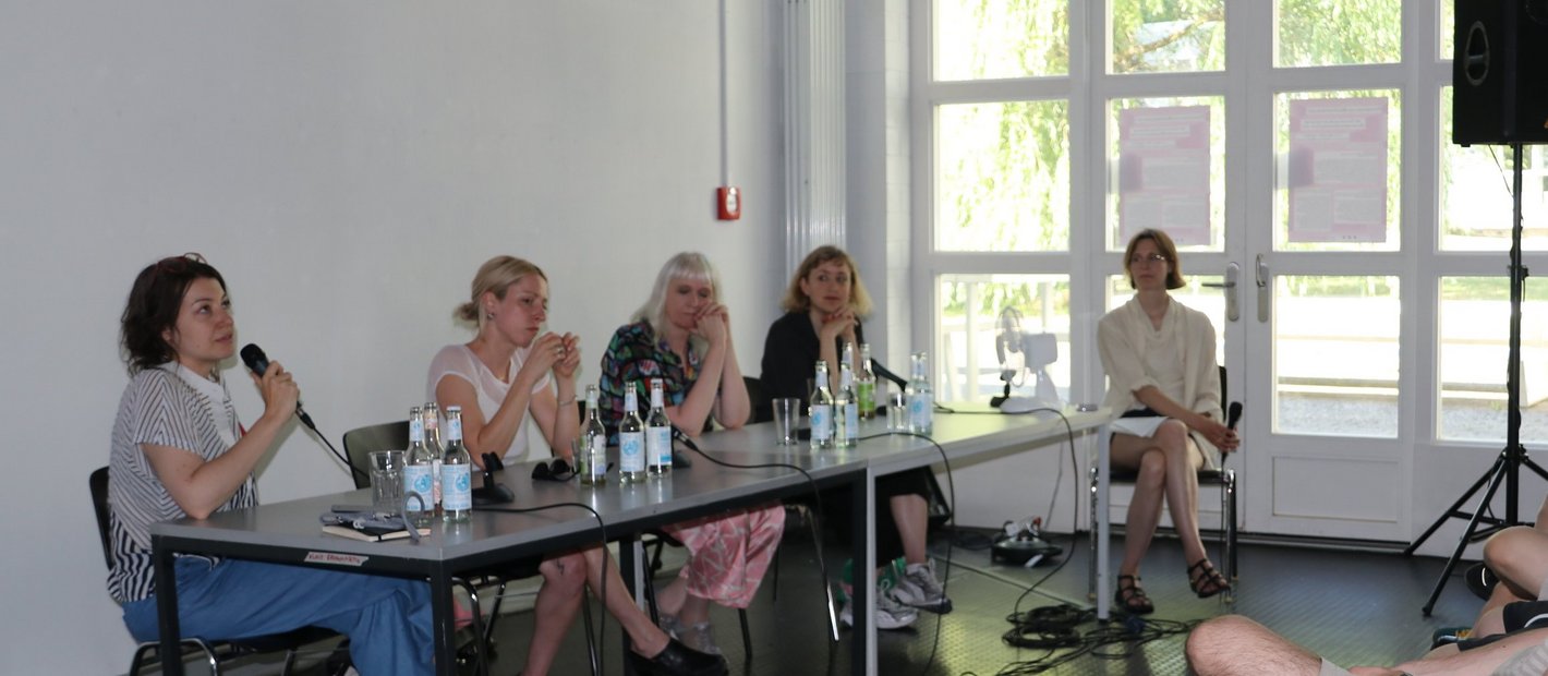 Abbildung der vier Gäste und des Publikums beim MeWi get-together 2025