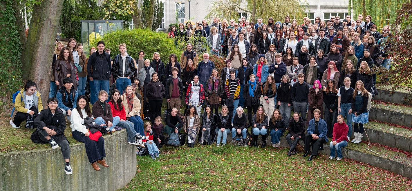 Ein Gruppenfoto mit allen Studierenden des Wintersemester 2025/26 in der Rotonde im Weidenhof.