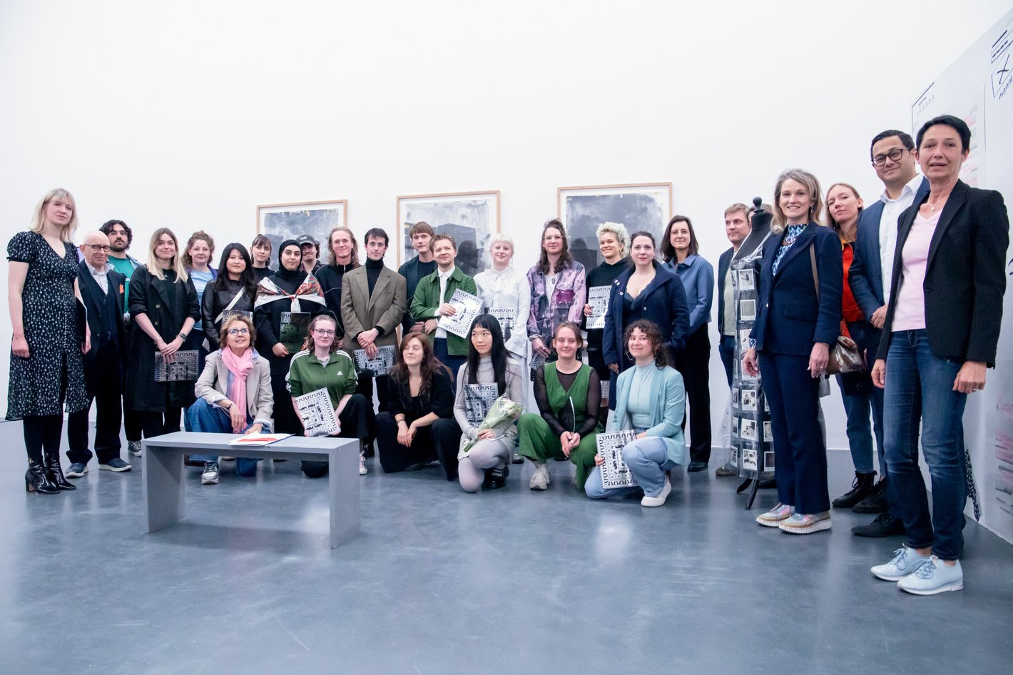 Das Bild der Vergabefeier 2025 zeigt eine Gruppe Studierender und Förderer nach der Verleihung der Stipendienurkunden.