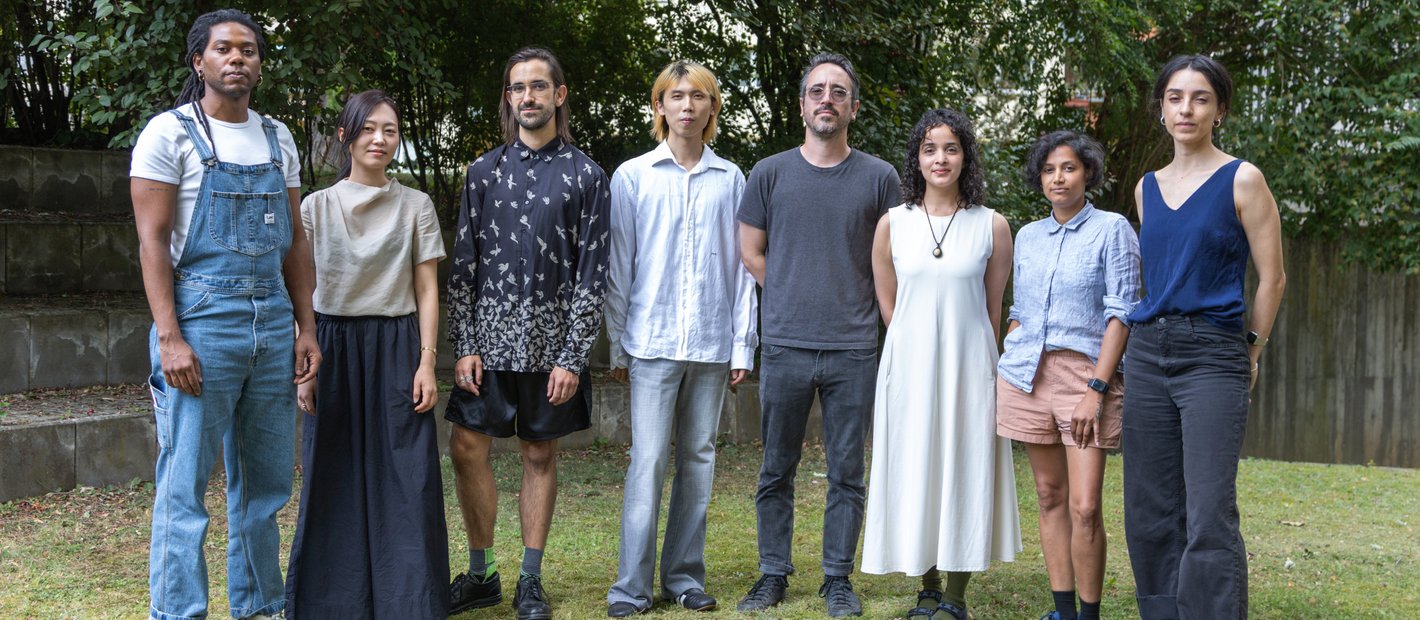 Braunschweig Projects Fellows 2025/2026 Das Bild zeigt alle Künstlerinnen und Künstler sowie die Kuratorin der Braunschweig Projects Kohorte 2025 / 2026. Aufnahmeort ist der Weidenhof der HBK Braunschweig.