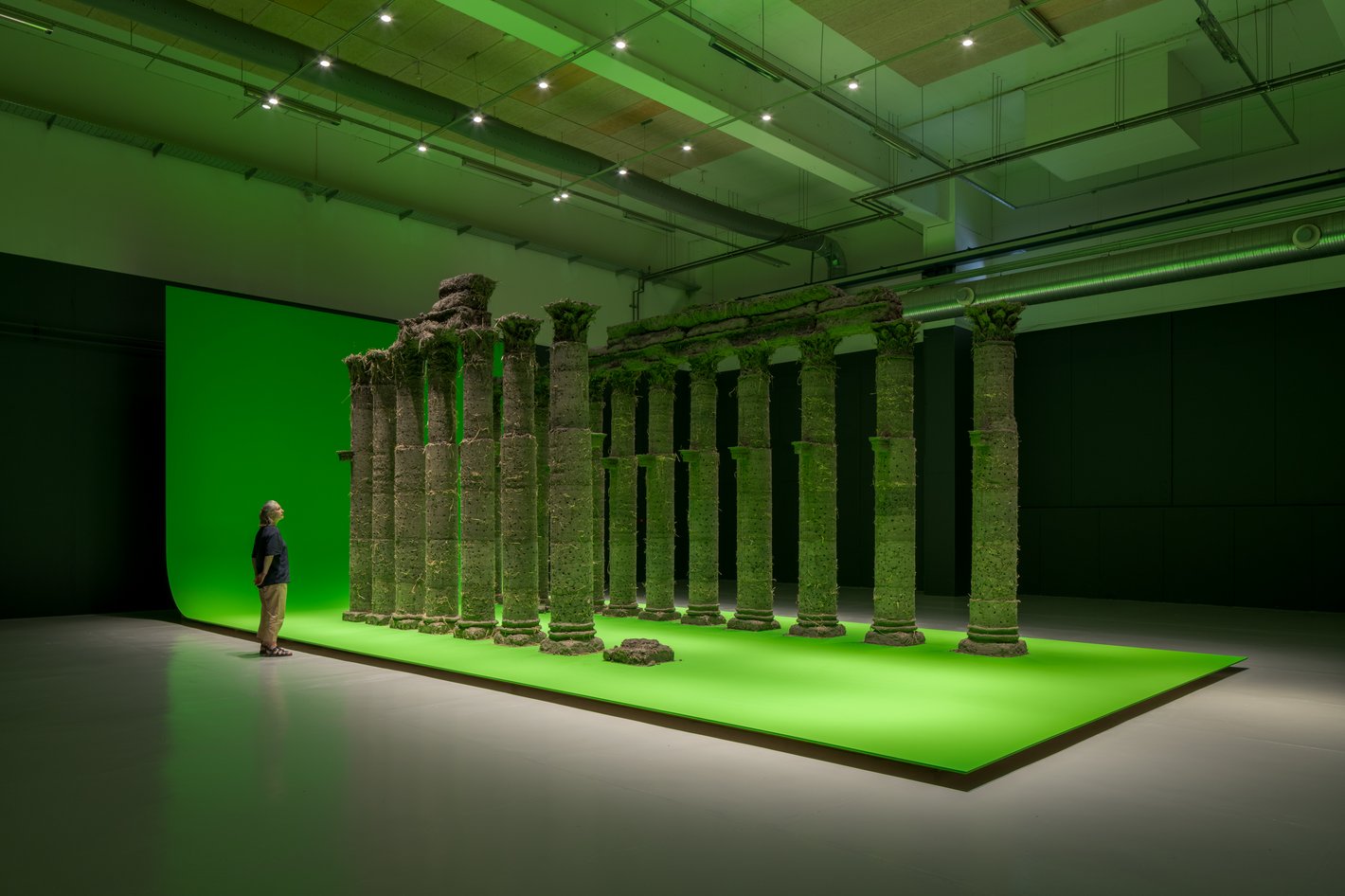 Die Arbeit curtain call, variations on a folly, 2021. Ausstellungsansicht in der Copenhagen Contemporary, Denmark, 2023; Photo: David Stjernholm.